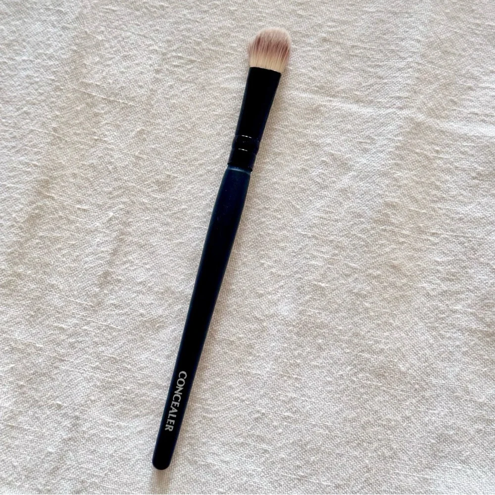 STUDIO BASICS Concealer Makeup Brush